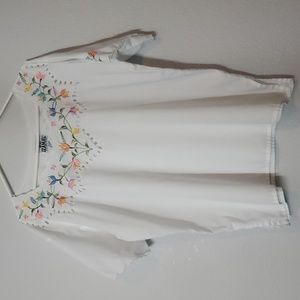 Izamal embroidered top. No size tag. Pit to pit 25, no stretch.
